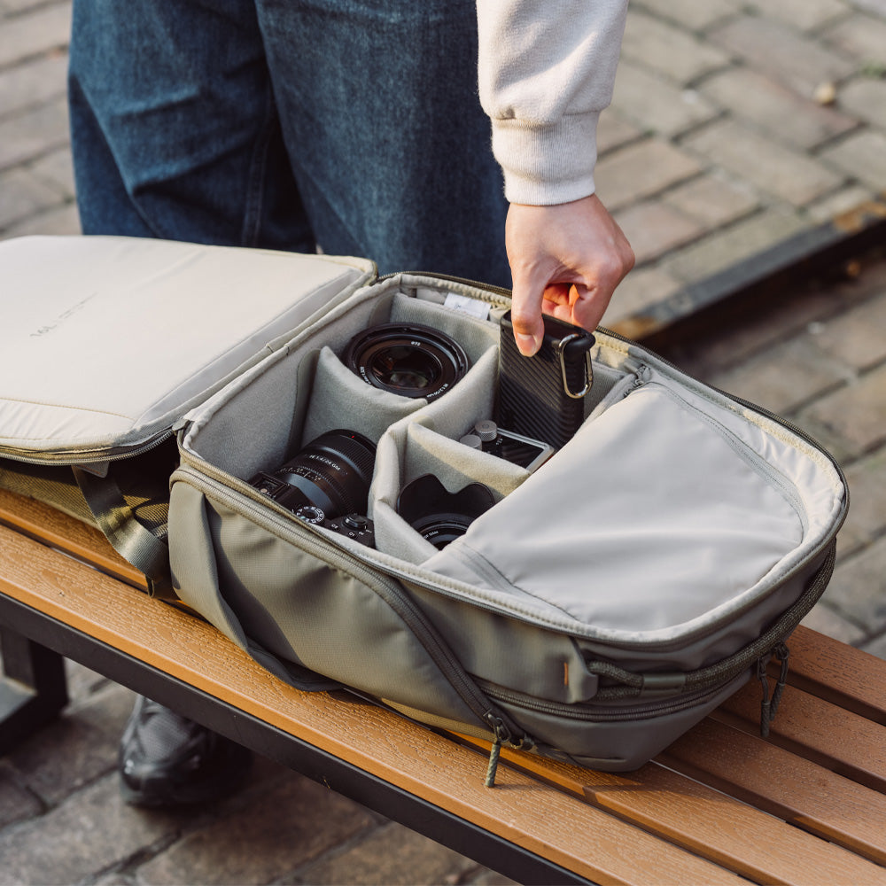 OneGo Lite Backpack, with 180° clamshell opening for clear and easy access.