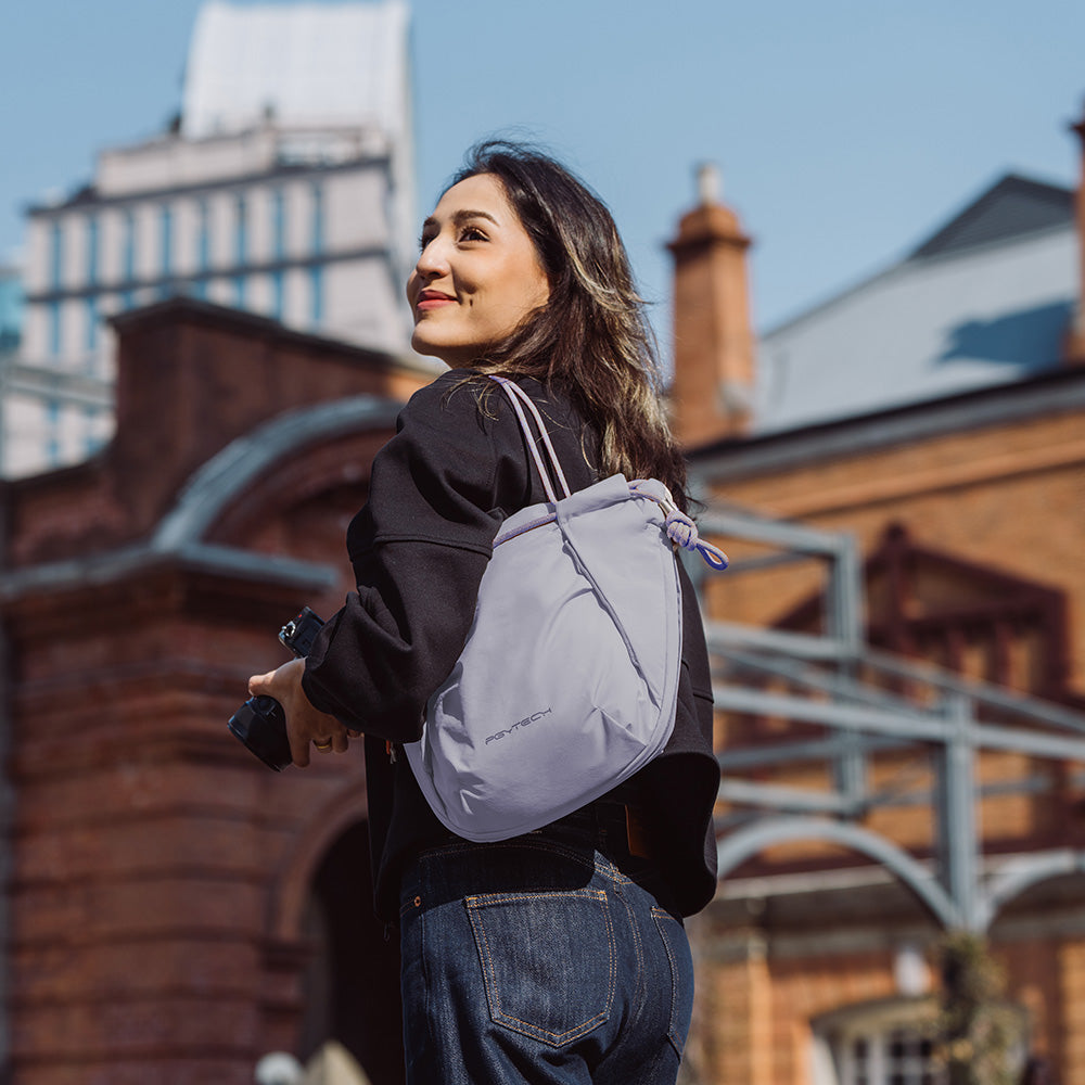 You can easily switch the OneGo Rope Strap Bag to a sleek underarm carry.