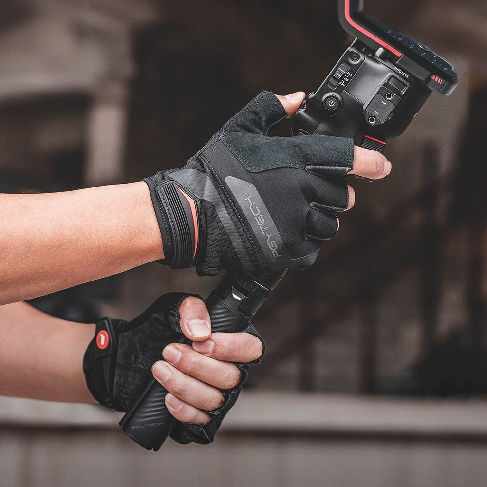 The Fingerless Photography Gloves​ allow you to shoot while maintaining full control and easy operation​ of your camera.