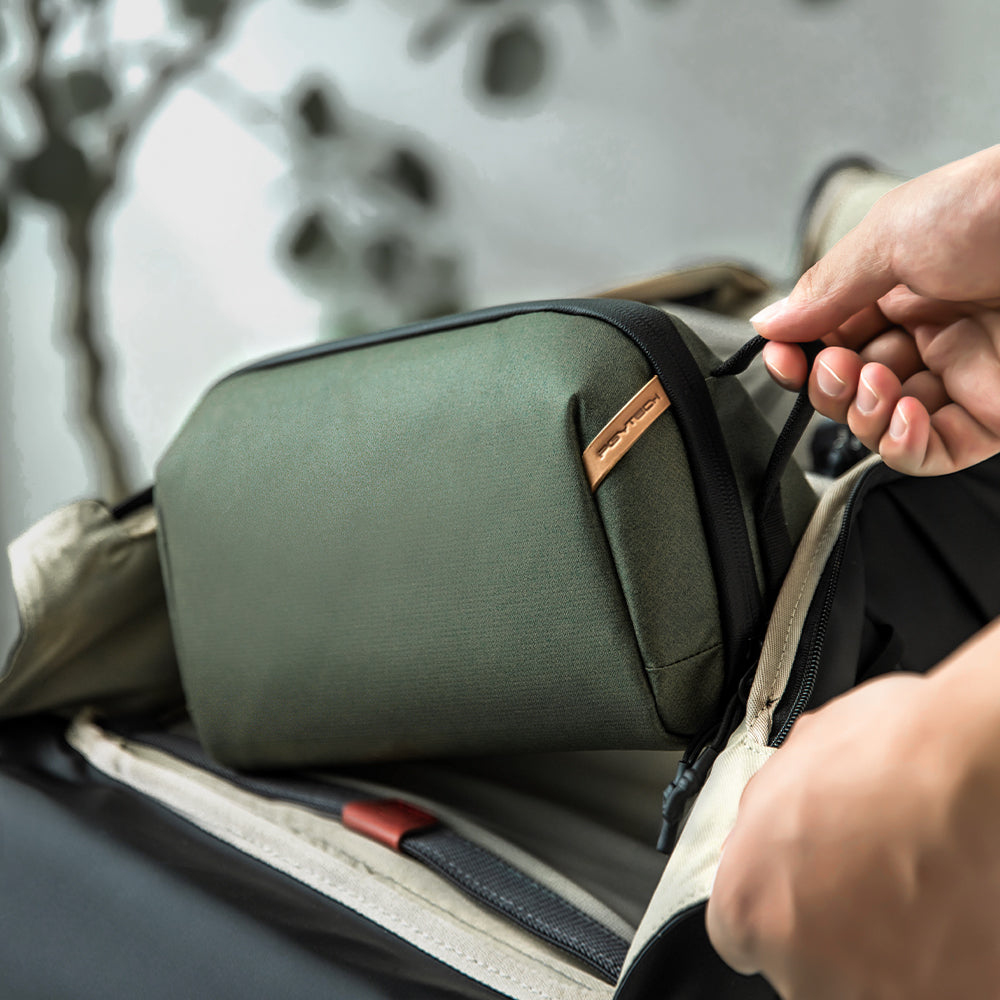 Wash Pouch：External Carry Handle Enhances Portability