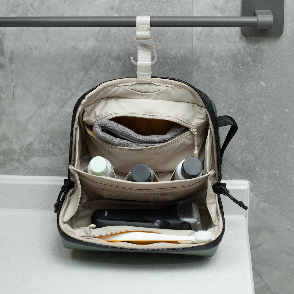 Wash Pouch：Internal Stowable Hook Brings Easy Use